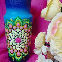 Ръчно рисувана стъклена ваза с ПОДАРЪК - мандала "Защита"