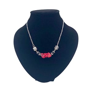 Колие с естествени камъни и кристали в червено и черно